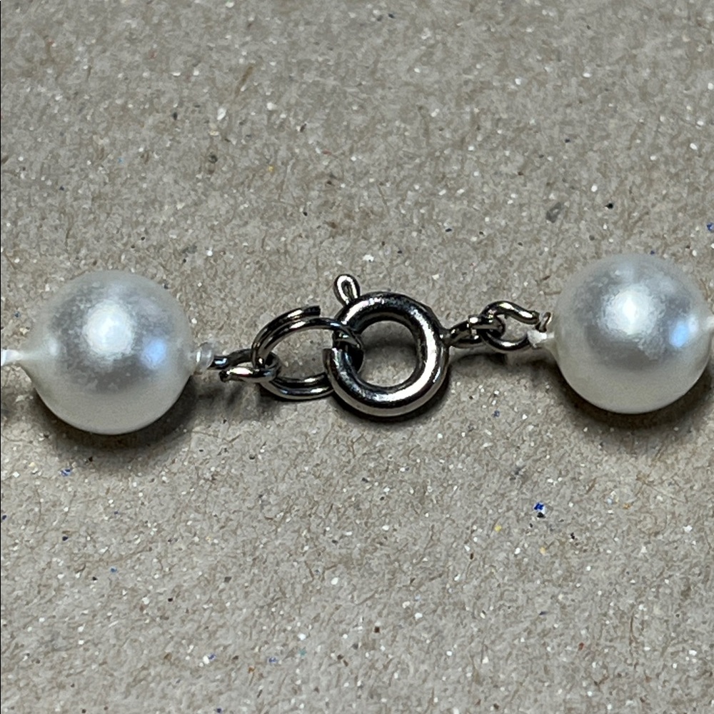 Elegant White Faux Pearl Necklace - Picture 3 of 3